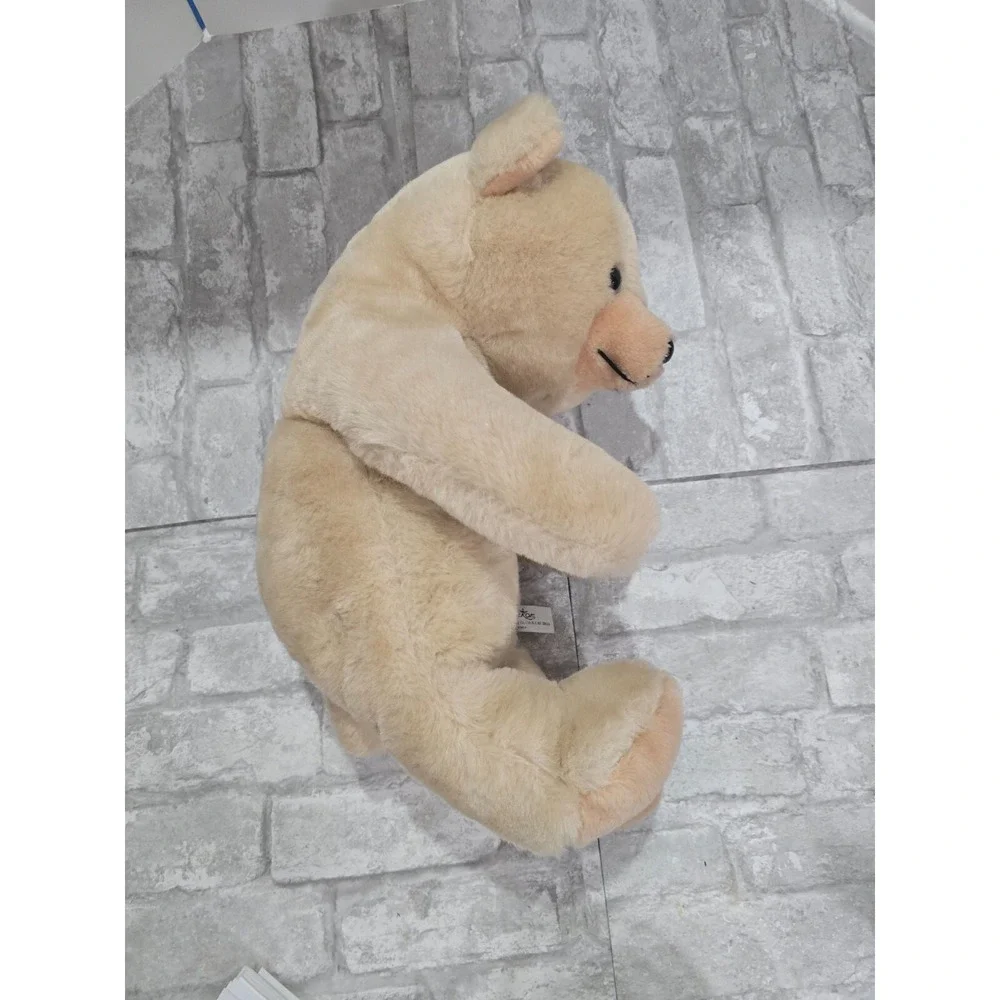 Daekor embrace charm